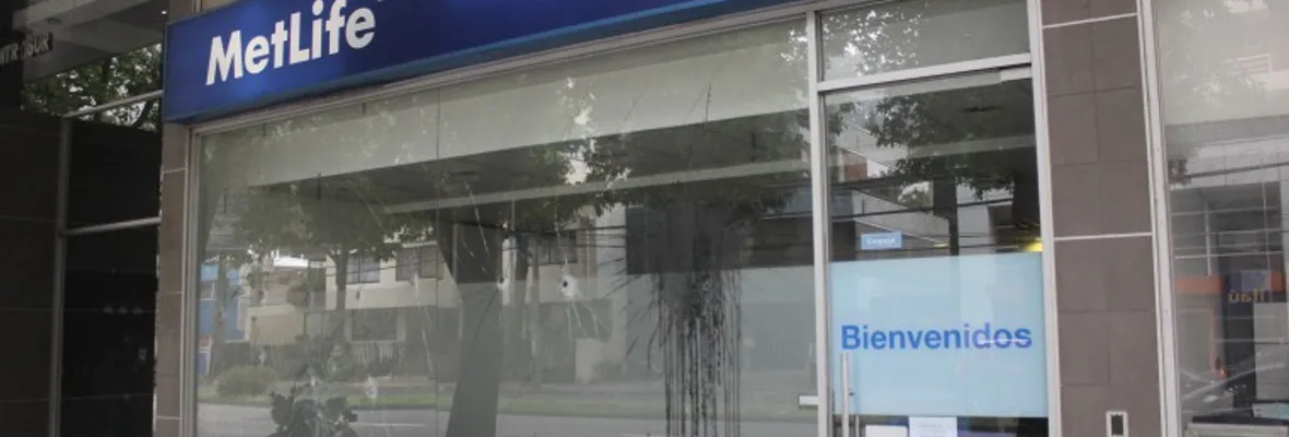 Lanzan pintura y rompen vitrinas de Metlife (Provida) y AFP Cumprum en Concepción
