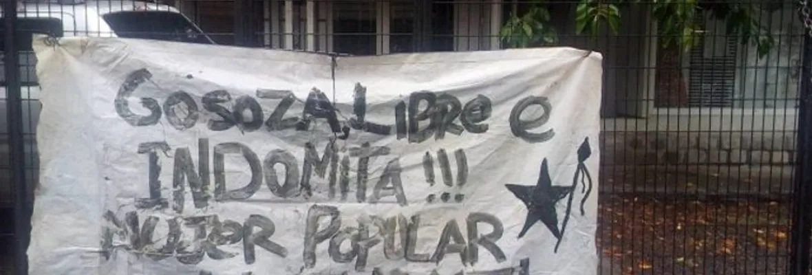 En Concepción lanzan pintura a tienda de la `recalcitrante momia` Van Rysselberghe, conmemorando el día de la mujer