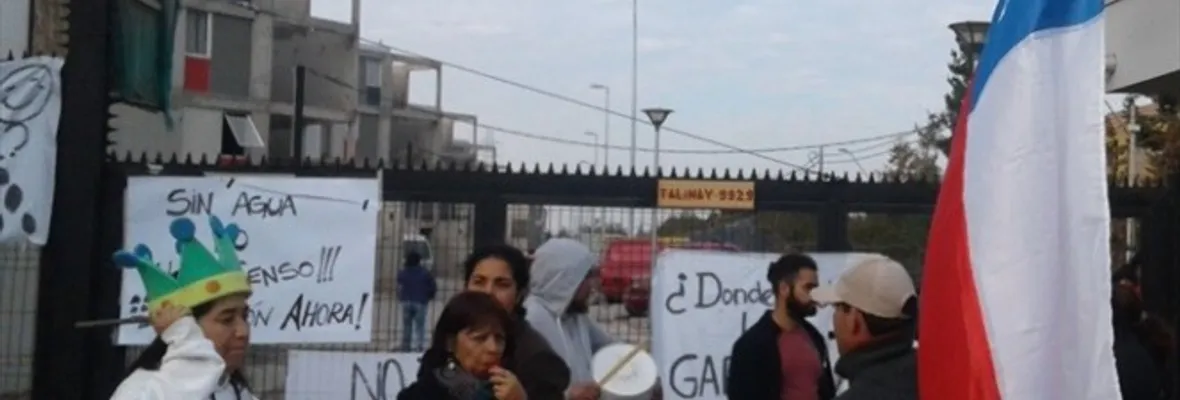 Vecinos de población en La Reina impiden acceso a censistas en protesta por 2 semanas sin agua