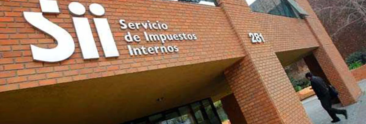 Contraloría cuestiona que SII no presente querellas por financiamiento irregular de la política