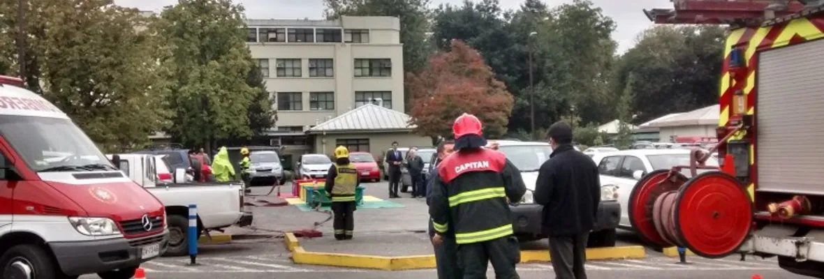 Equipos de emergencia trabajan en contención de derrame químico en la Universidad de Concepción