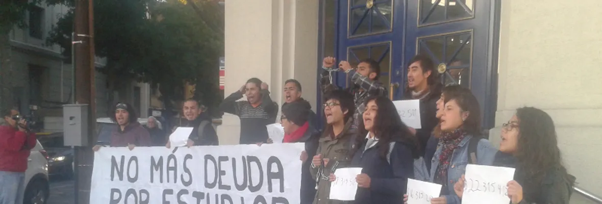 Endeudados del CAE se manifiestan: «La condonación tiene que ser prioridad por parte del Estado»