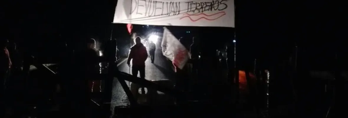 FF.EE. de Carabineros reprimen toma de pobladores en la ruta Neltume - Puerto Fui