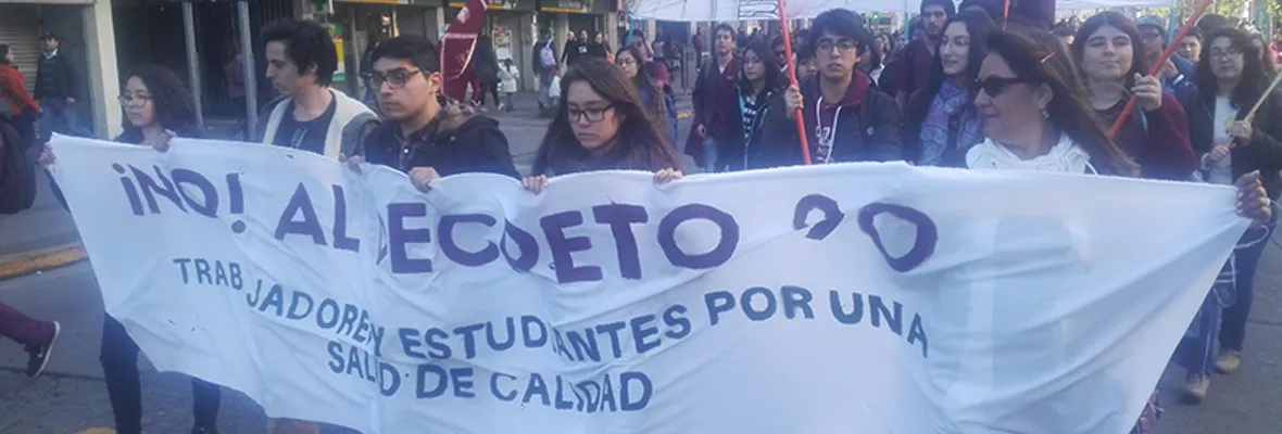 Estudiantes de Tecnología Médica marchan por Concepción exigiendo el fin al Decreto 90 del Ministerio de Salud