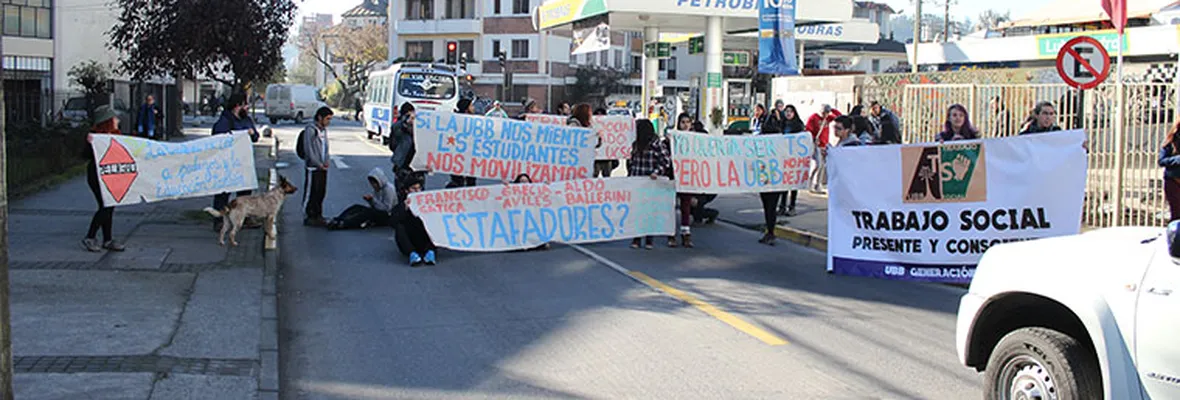 [FOTOS] Estudiantes de Trabajo Social UBB se toman Seremi de Educación por negligencias de su escuela