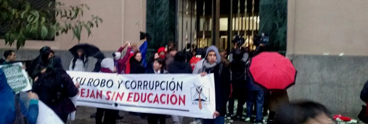 Secundarios se toman acceso de la Dirección Gral de Carabineros gritando: “pacos ladrones, devuelvan los millones”