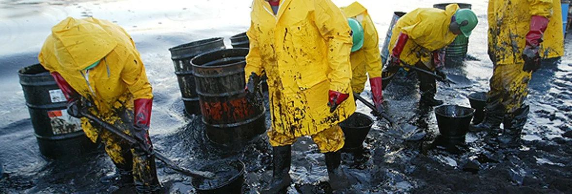 Ordenan a ENAP indemnizar a pescadores por derrame de petróleo en bahía de San Vicente