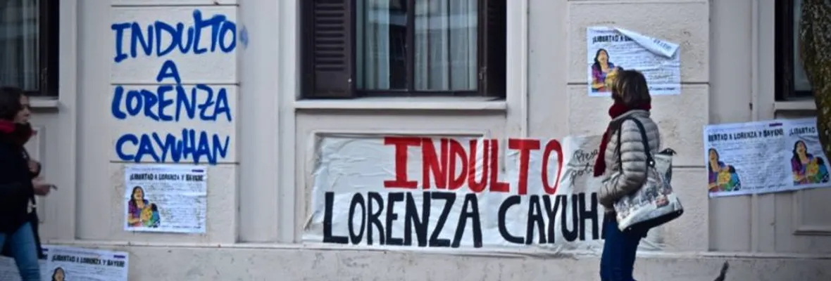 Arrojan pintura y rayan fachada del SERNAM protestando por la libertad de Lorenza Cayuhán