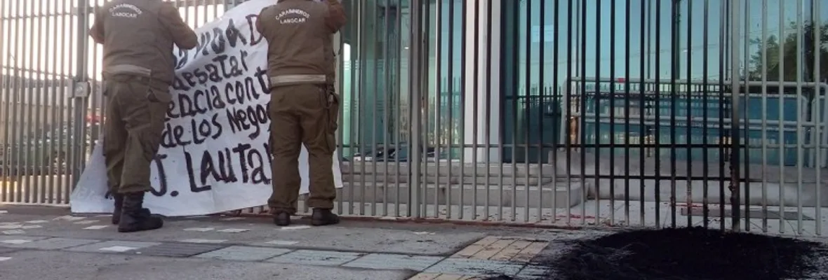 Movimiento Juvenil Lautaro arroja pintura a fachada de oficinas del Servicio de Impuestos Internos en Talcahuano