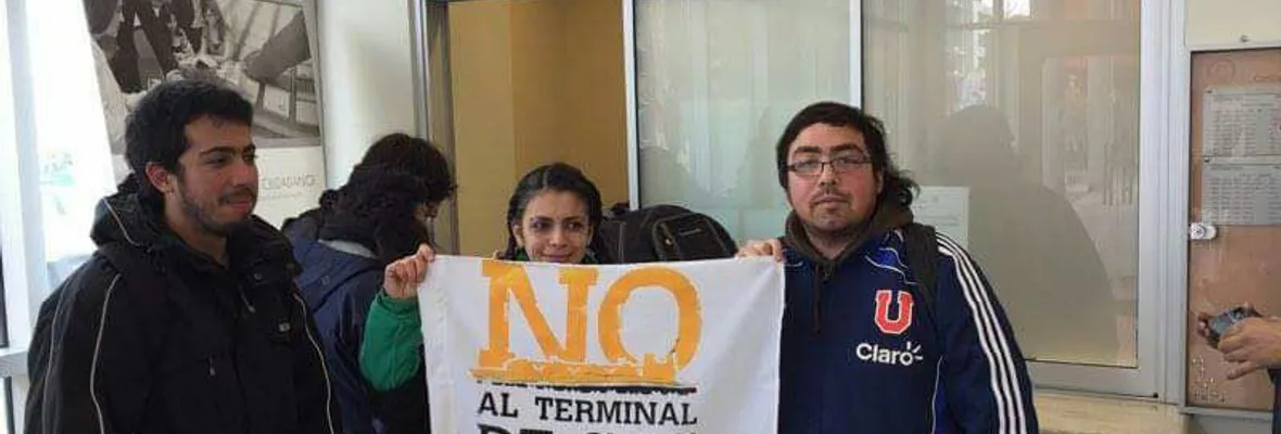 Manifestantes presentan denuncia a Contraloría por presuntas coimas de GNL Talcahuano a concejal Eduardo Saavedra