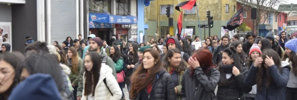 Estudiantes marchan en Concepción protestando por las reiteradas demandas incumplidas por el gobierno