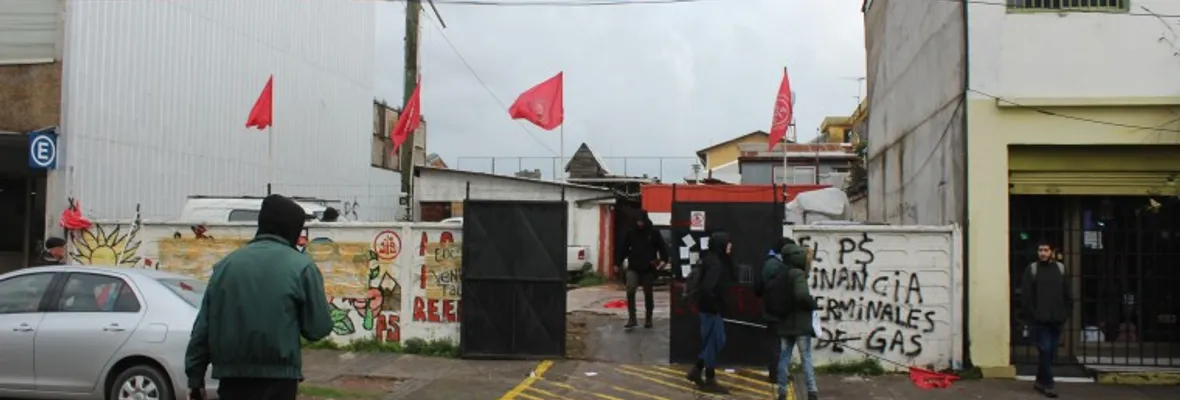 Manifestantes irrumpen en sede del PS acusando coimas de proyecto GNL Talcahuano a concejal Eduardo Saavedra