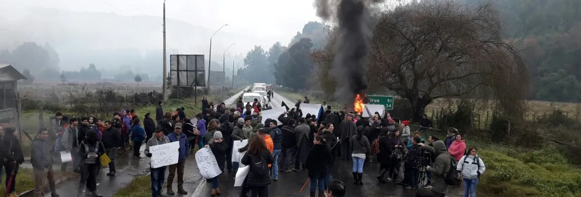 Habitantes de Contulmo bloquean ruta P-60 exigiendo solución a crisis financiera comunal