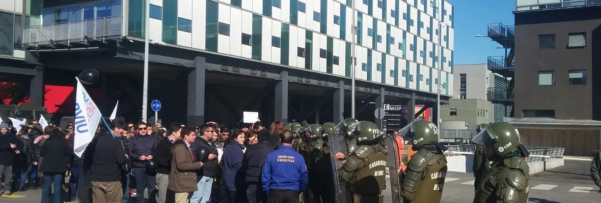 Trabajadores a honorarios se manifiestan contra condiciones de traspaso a contrata
