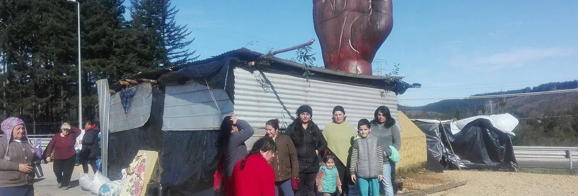 Mujeres cumplen una semana  acampando en entrada Curanilahue: exigen cupos ProEmpleo