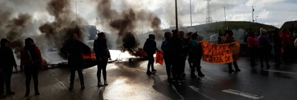 Mujeres cesantes de la Provincia de Arauco protestan con barricadas en la ruta 160