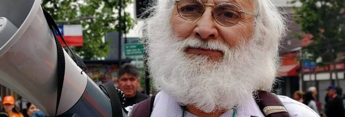 Agresión policial en velatón por José Huenante causa descompensación en luchador social Patricio Cavieres