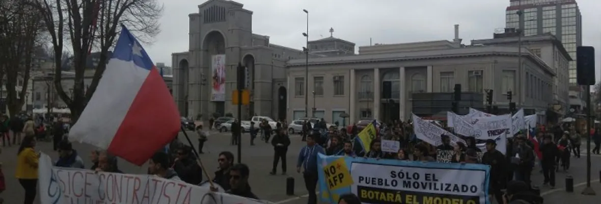 Trabajadores en huelga marchan unidos por el centro de Concepción