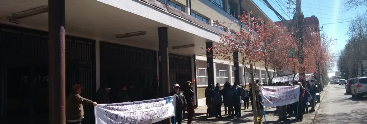 Trabajadores de la educación se manifiestan afuera de la Cámara de la Producción y del Comercio de Concepción