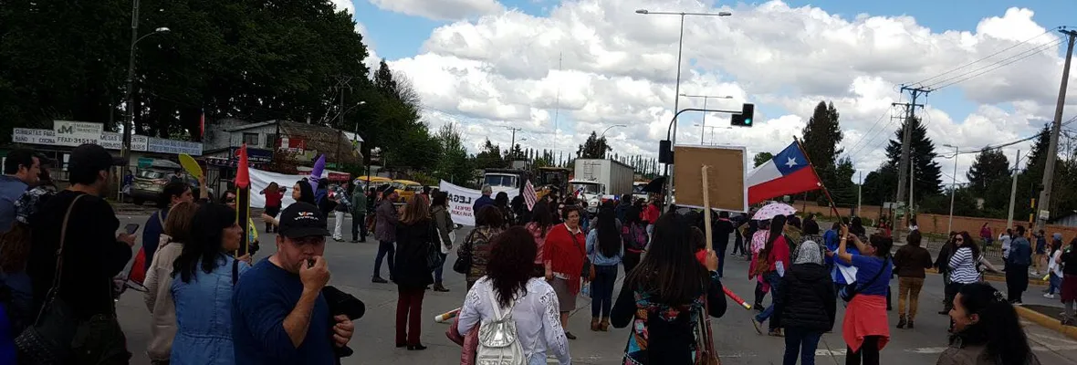 Trabajadores de la Fundación Educativa Juan XXIII cortan vías de Los Ángeles