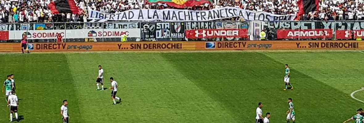 Buscan sancionar a Colo Colo por lienzos de su barra en apoyo a pueblo mapuche durante partido