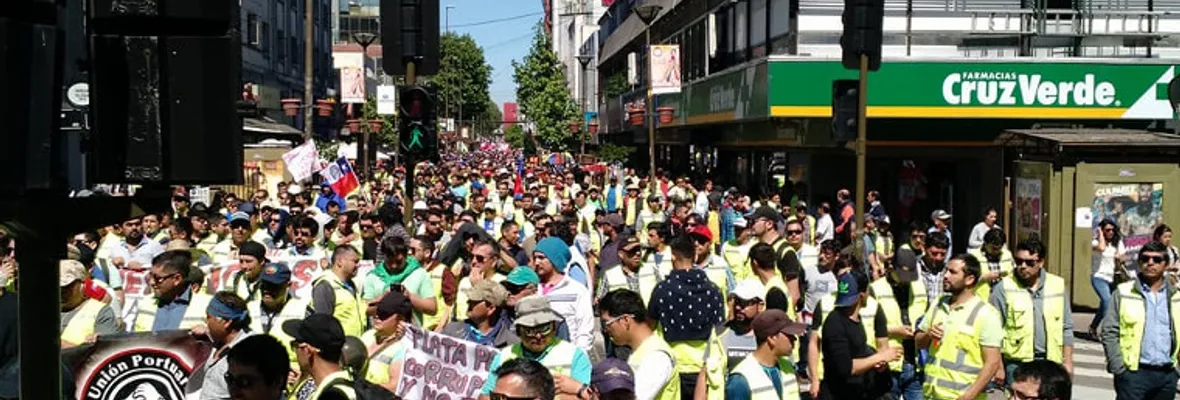 Miles de portuarios marchan exigiendo al gobierno el cumplimiento de acuerdos