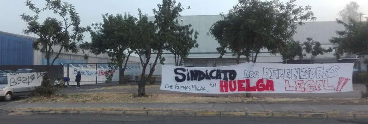 Trabajadores de la fábrica Buenas Migas de Maipú en huelga por mejoras salariales