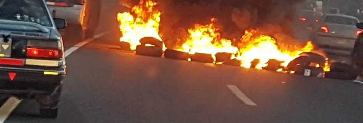 Manifestantes cortan el tránsito en Concepción llamando a no votar