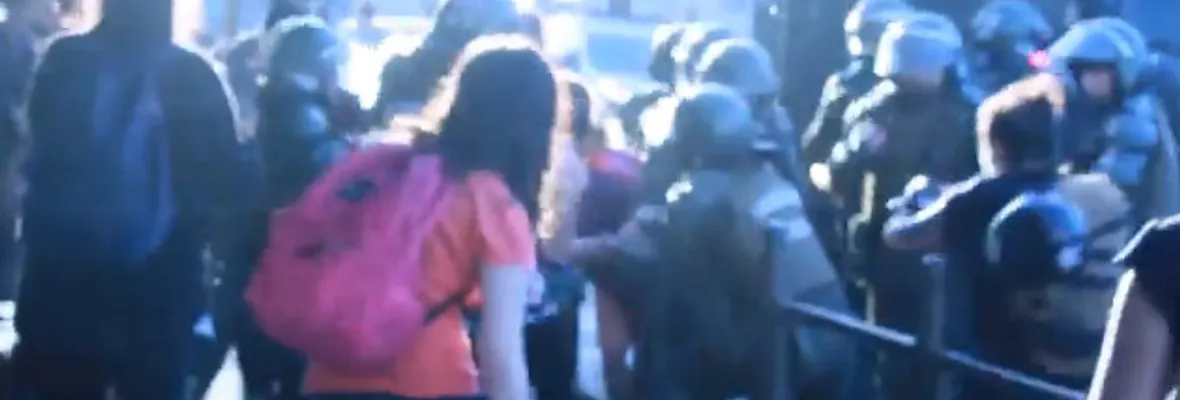Insólito: Mujeres son brutalmente reprimidas por marchar contra la violencia hacia las mujeres [VIDEOS + FOTOS]