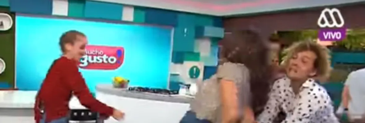 Confirman multa a Mucho Gusto por programa en que panelistas se agarraban el trasero