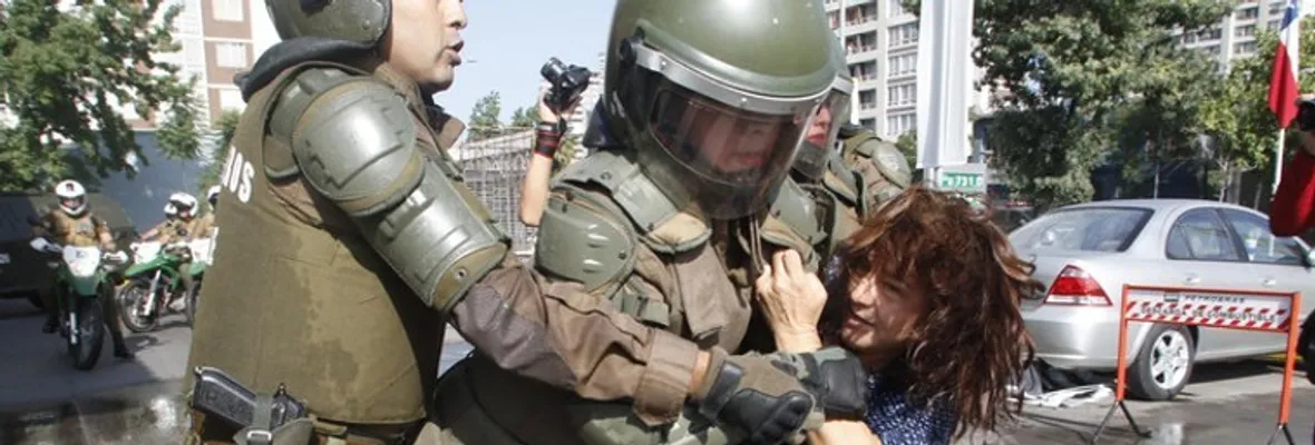 Represión policial y detenidos en Marcha de los Pobres en Santiago en visita del Papa