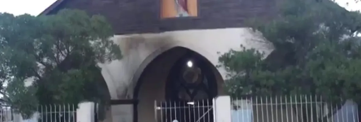 Lanzan bombas molotov a frontis de parroquia en Lo Espejo, Región Metropolitana