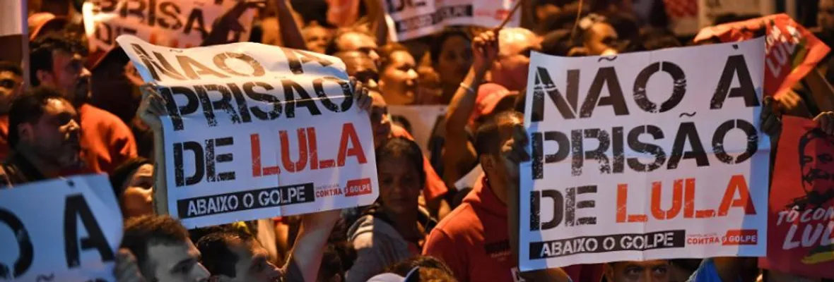 Una multitud se concentra en las afueras del sindicato metalúrgico en defensa de Lula Da Silva