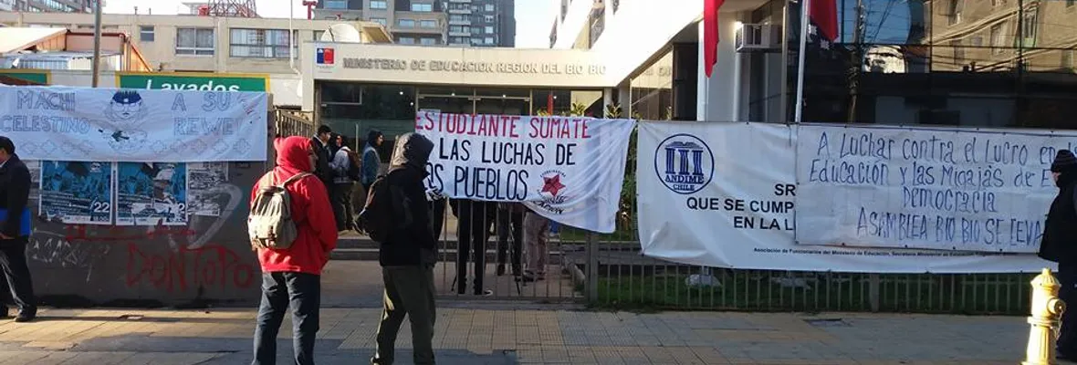 Estudiantes se toman frontis de SEREMI de Educación en Concepción