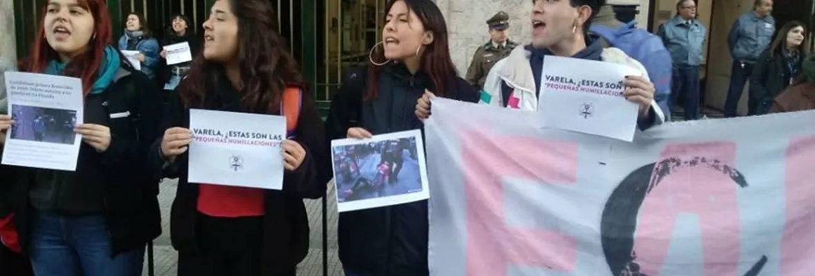 Estudiantes se encadenan al Mineduc: “no vamos a permitir que hipócritas e ignorantes como ellos sigan al mando de nuestra educación”