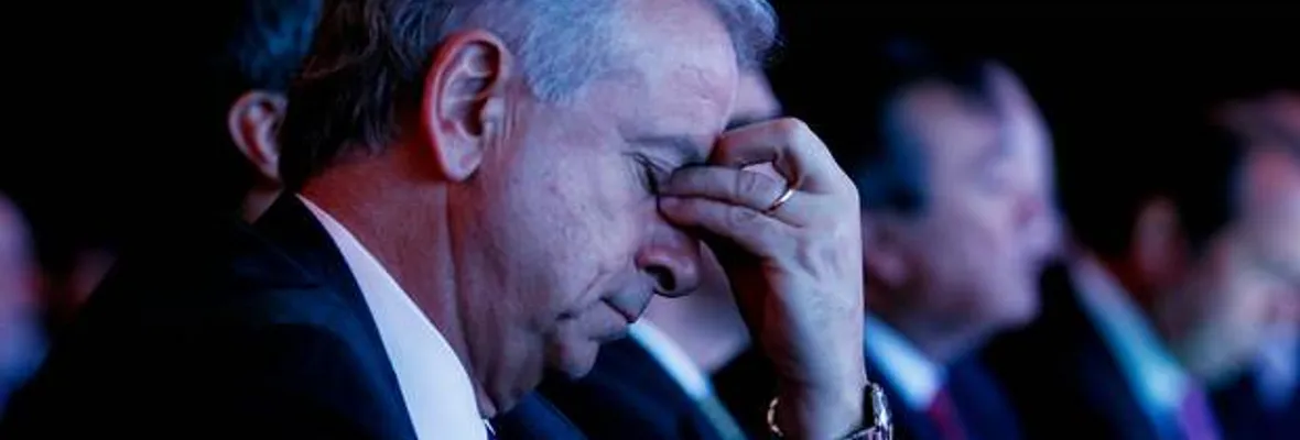 Juzgado de Santiago declara admisible querella contra Ministro Larraín por malversación de caudales públicos.