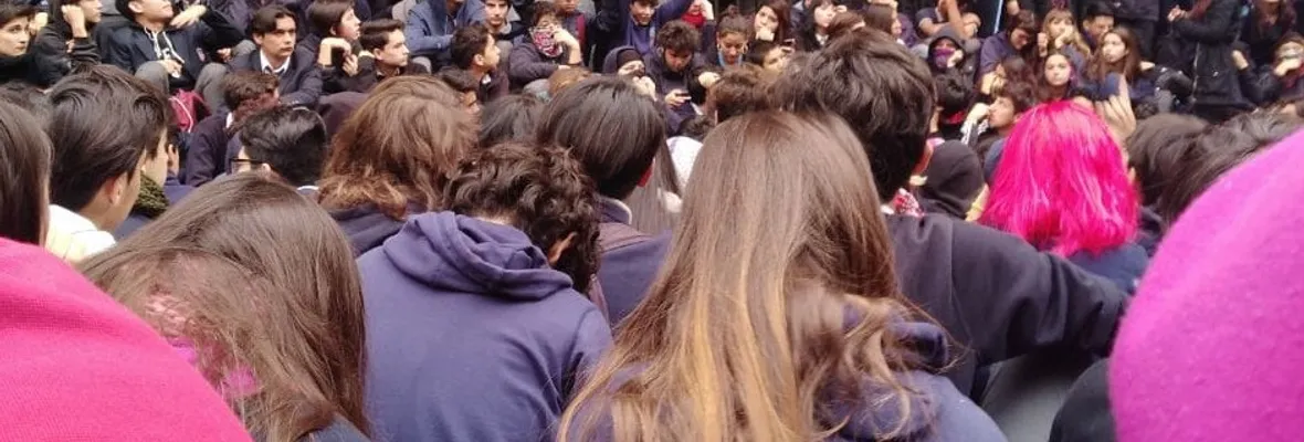 Estudiantes del Carmela Carvajal se tomaron el Instituto Nacional por casos de violencia machista