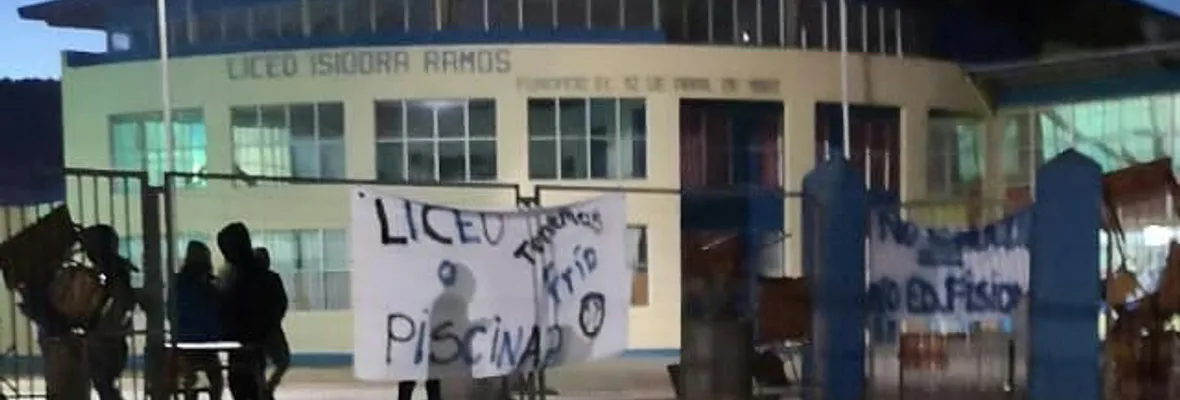 “Tenemos frío”: Estudiantes toman dos liceos en Lebu solicitando calefacción en salas y agua caliente en duchas