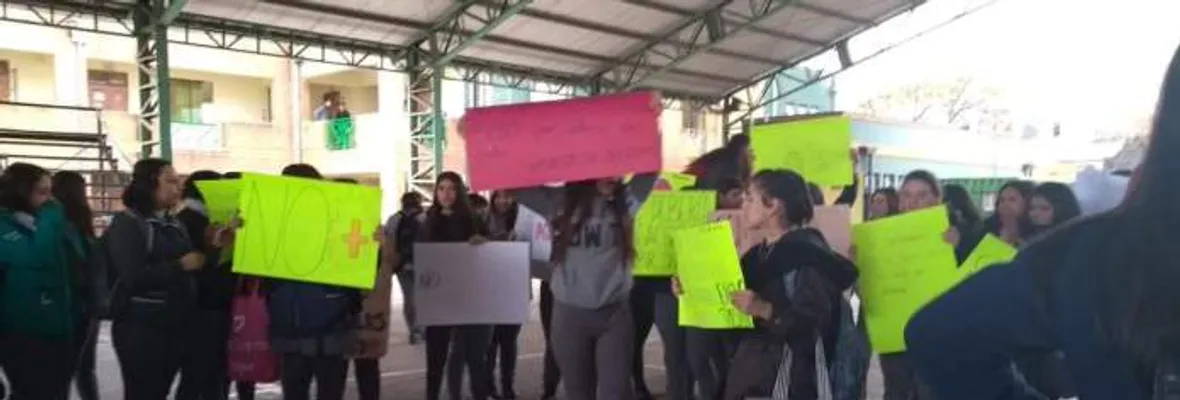 Estudiantes de liceo Amelia Courbis de Talca denuncian acoso sexual por un profesor de historia