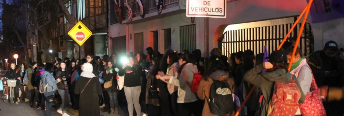 Mujeres se manifiestan frente al consulado argentino en Concepción en apoyo a proyecto de aborto legal