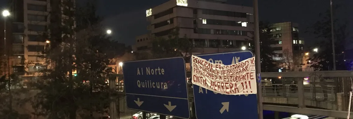 Estudiantes de la U. Iberoamericana protestaron contra Carabineros responsables de disparar perdigones a su compañera