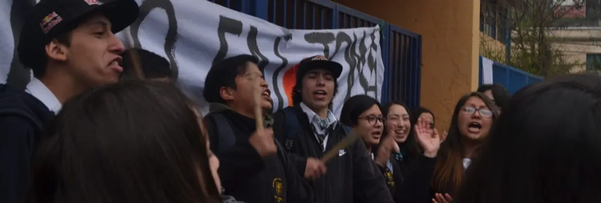 Estudiantes se toman Liceo Comercial de Tomé porque hace 3 meses no tienen talleres de Gastronomía