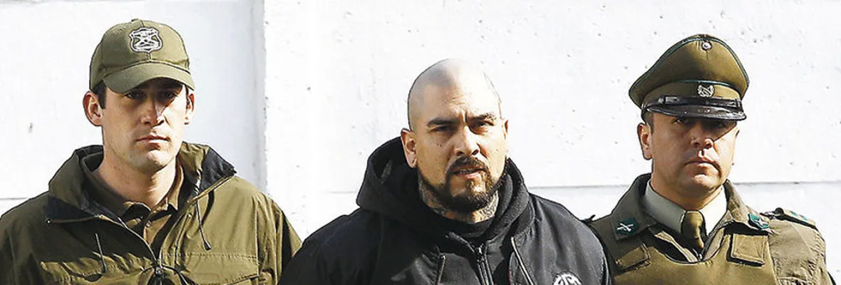 Líder de banda neonazi se encuentra prófugo tras ser condenado por cobarde asesinato de joven punk