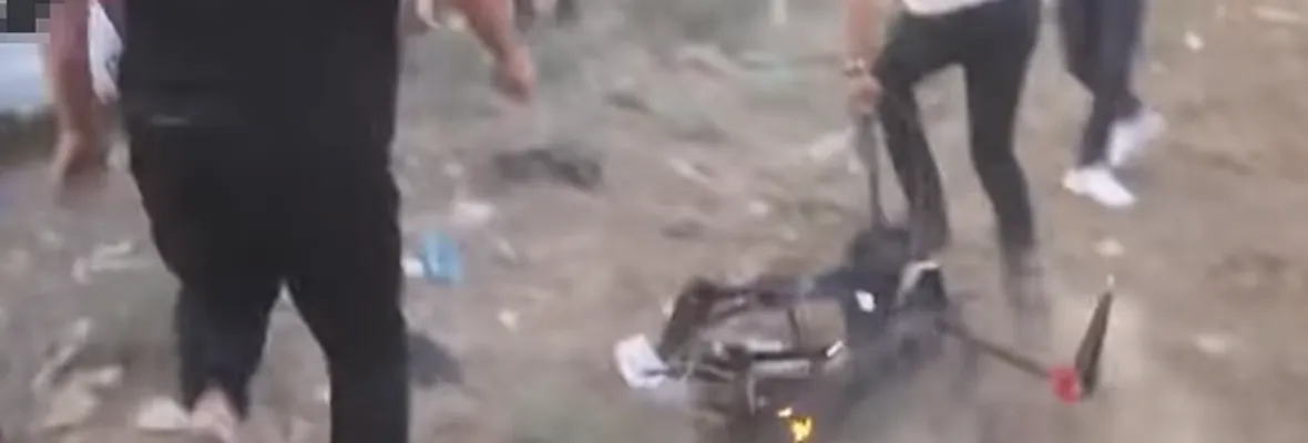 VIDEO | Palestinos de Gaza capturan dron israelí equipado con gases lacrimógenos y éste se autodestruye