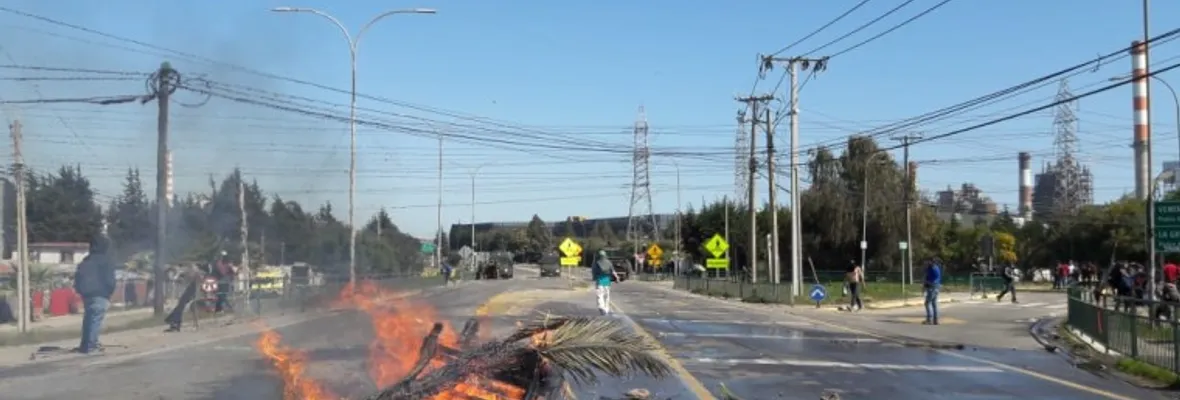 Marchan y arman barricadas frente a Parque Industrial Ventanas y población La Greda en Puchuncaví