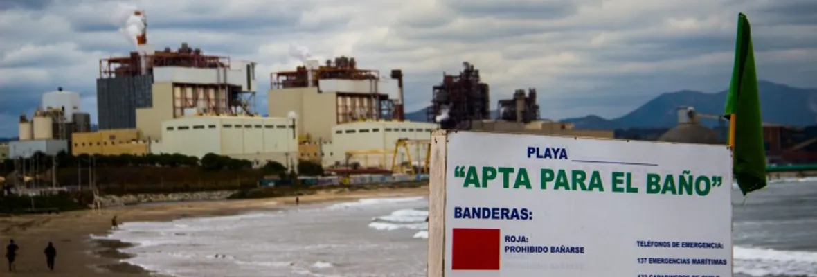 Un nuevo vertimiento de carbón se registró en la playa de Ventanas