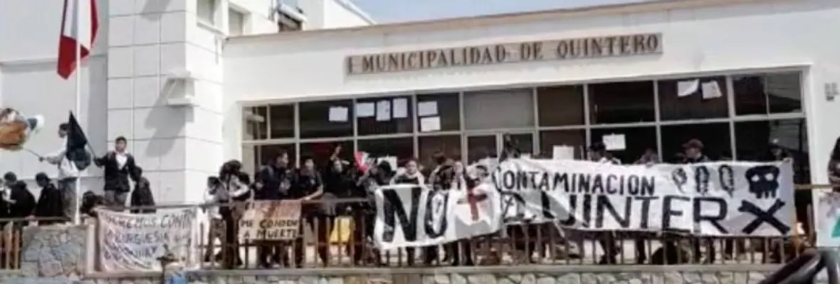 Manifestantes irrumpieron en municipalidad de Quintero y funaron a Seremi de Salud ante nuevas intoxicaciones