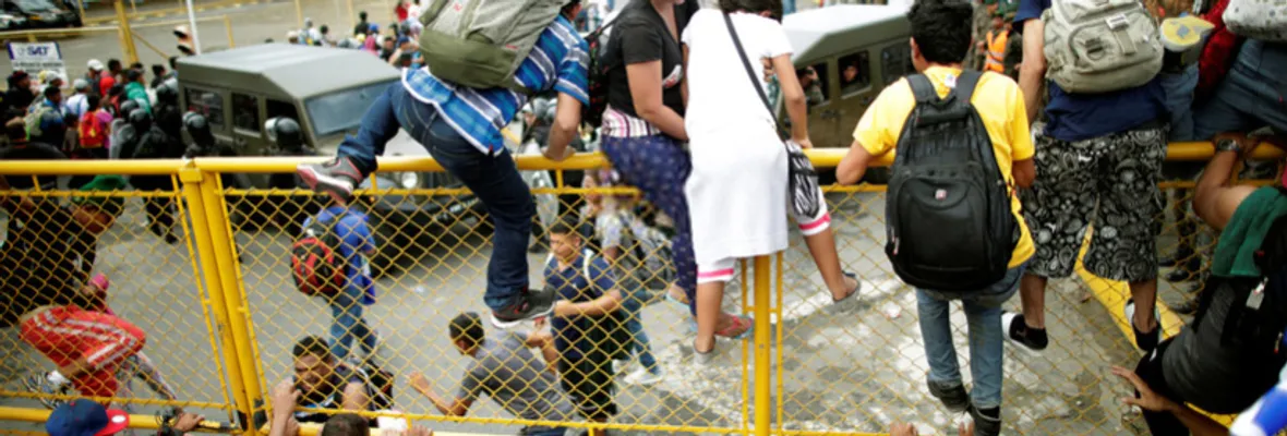 Cientos de personas de la caravana que salió a pie desde Honduras rumbo a EE.UU. saltan la frontera hacia México entre fuertes tensiones