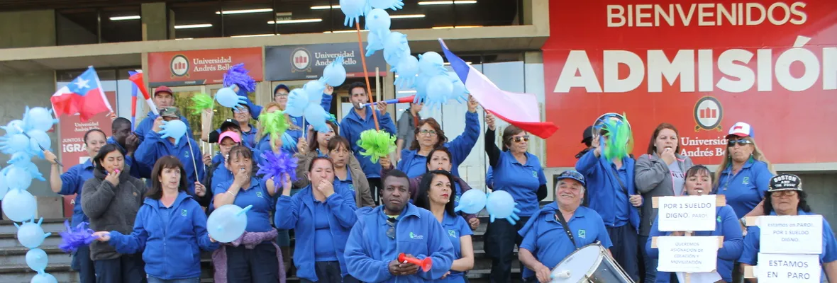 Trabajadoras del aseo de la Unab cumplen su tercer día de huelga en Concepción