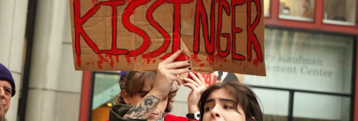 Como “criminal de guerra” estudiantes de la Universidad de Nueva York funan presencia de Henry Kissinger en el campus